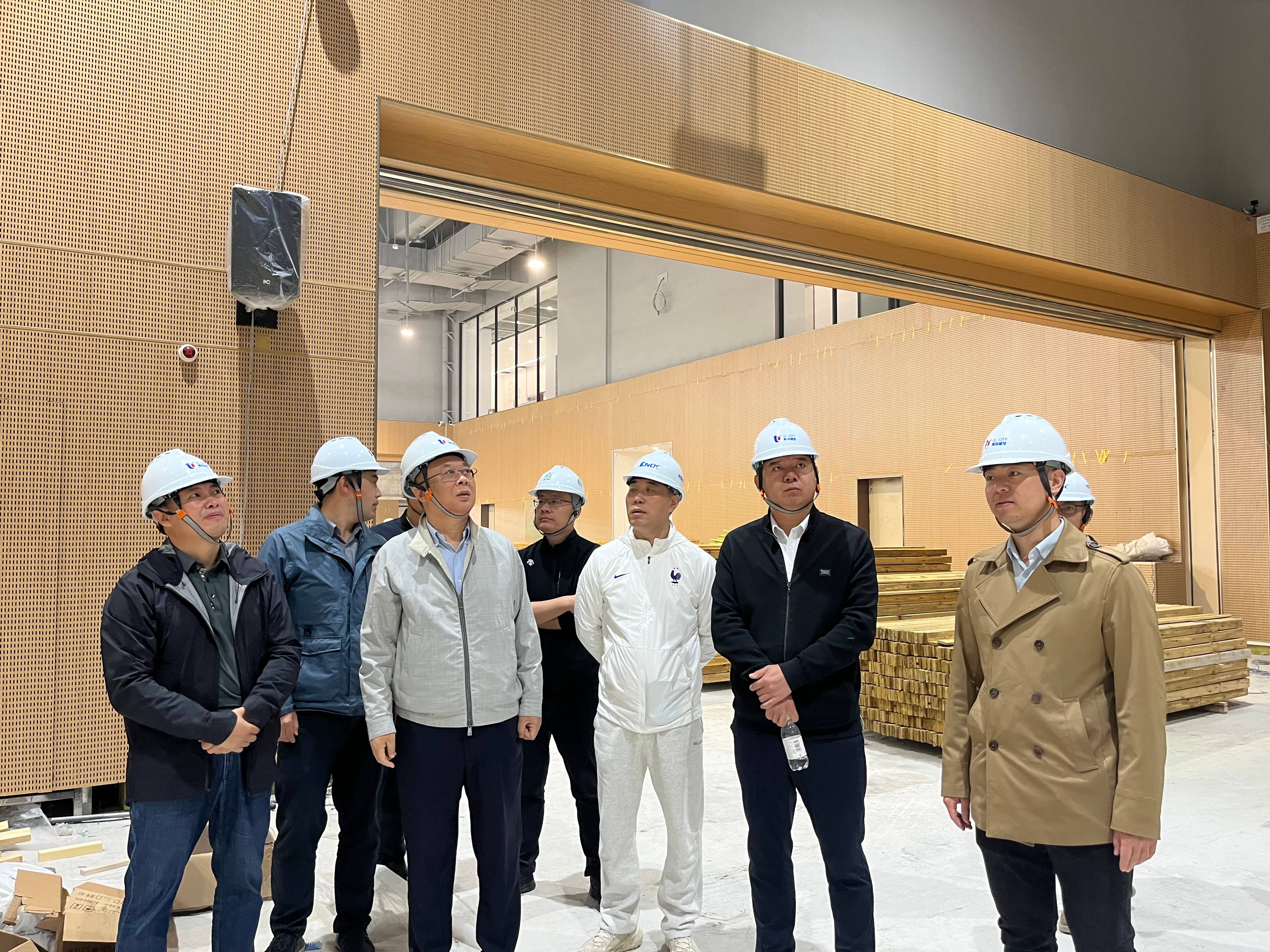 集團(tuán)公司黨委書記、董事長王元斌帶隊(duì)赴青島浮山全民健身中心項(xiàng)目進(jìn)行調(diào)研指導(dǎo)(1).jpg